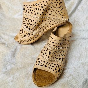 2/$20 BOHO LÁSER CUT LEATHER WEDGES